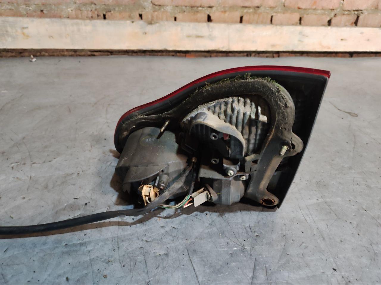 фонарь задний левый Toyota Avensis Verso 1 поколение 2001 - фото №1