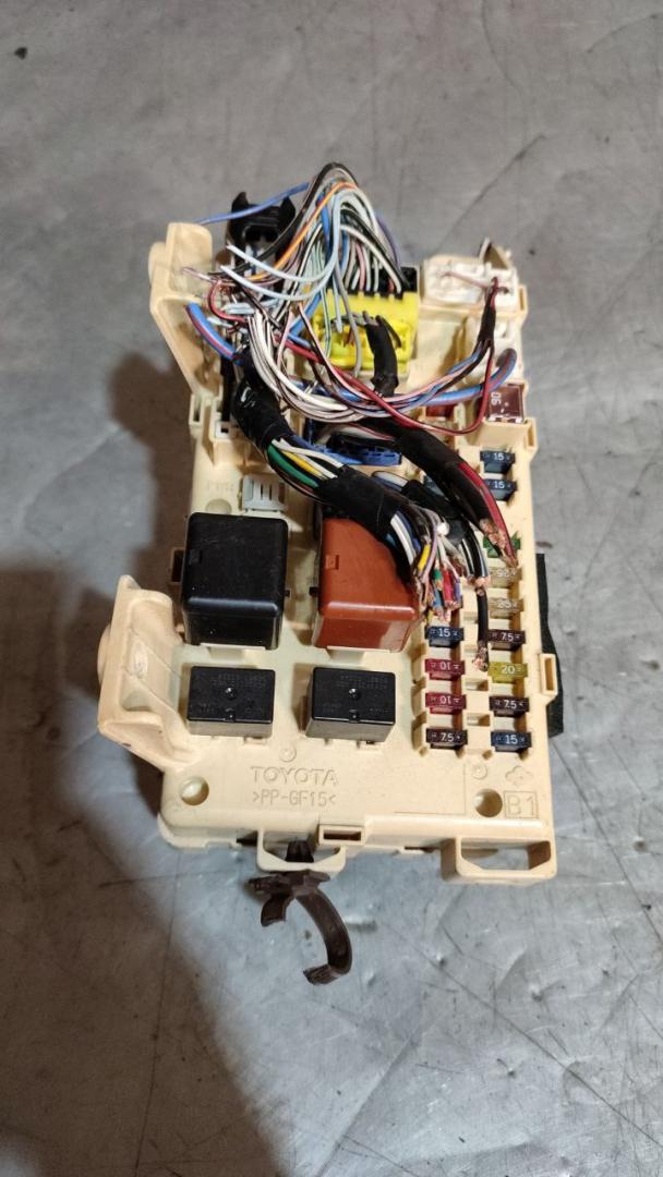 блок предохранителей Toyota Avensis Verso 1 поколение 2001, 2.0 л., дизель, 8922144030 - фото №1