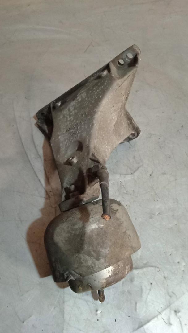 кронштейн двигателя Volkswagen Passat B5 1997, 1.8 л., бензин, 8D0199308L - фото №1