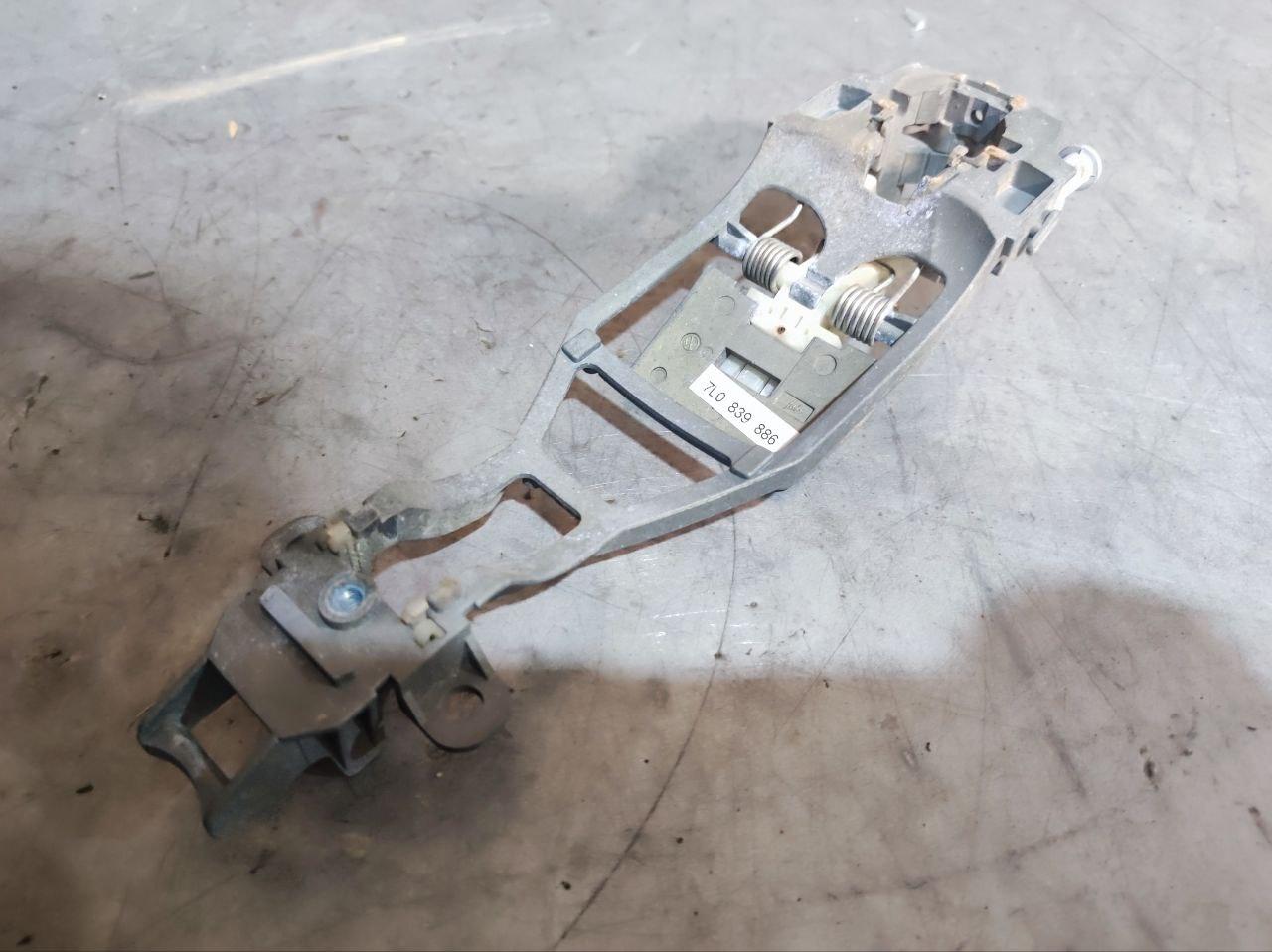 крепление ручки дверной Volkswagen Touareg 1 поколение (2002 - 2007), 7L0839886 - фото №1