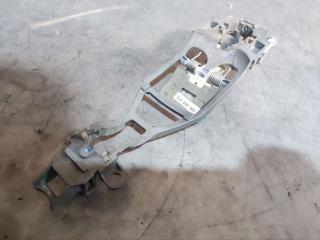 крепление ручки дверной Volkswagen Touareg 1 поколение (2002 - 2007), 7L0839886