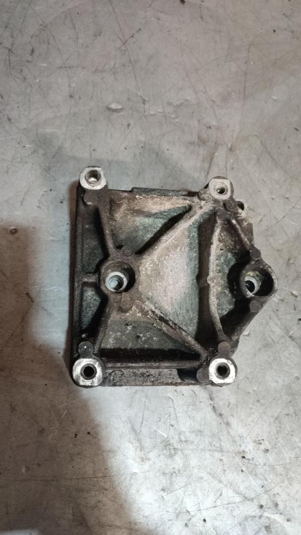 кронштейн компрессора кондиционера Peugeot 307 1 поколение 2003, 1.6 л., бензин, 9636693680 - фото №1