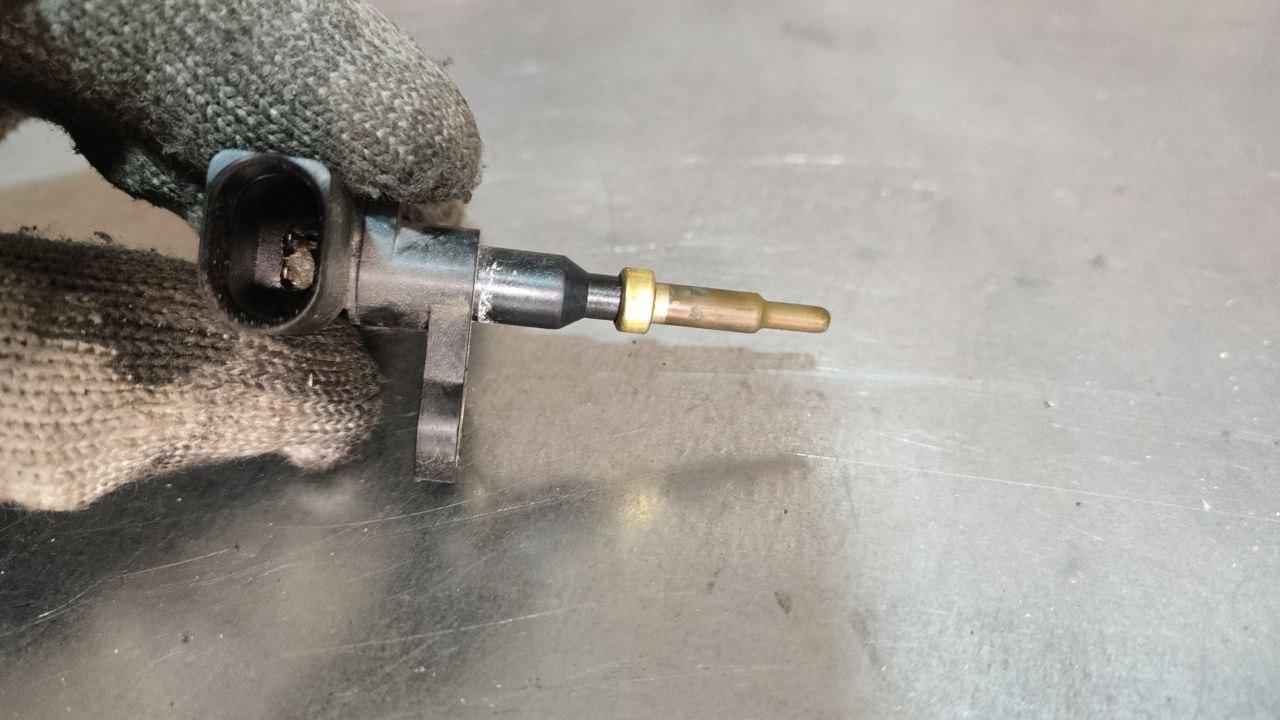 датчик температуры охлаждающей жидкости Volkswagen Passat B8 (2014 - 2020), 2.0 л., дизель - фото №1