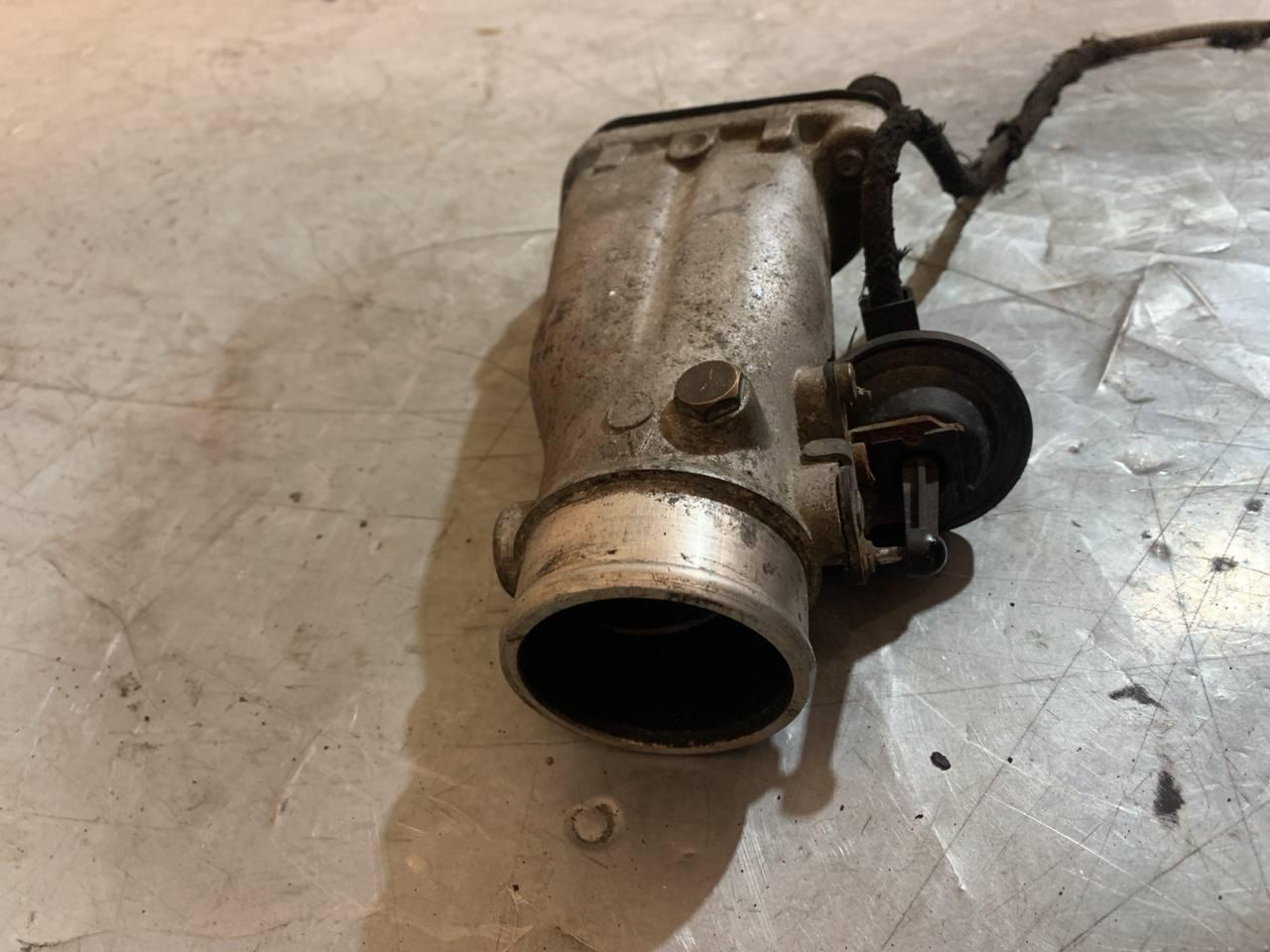 заслонка дроссельная Audi A6 4B/C5 C5 2000, 2.5 л., дизель, 4B0145950C - фото №1