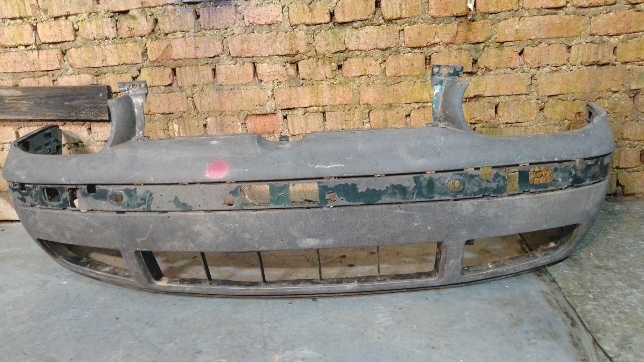 бампер передний Volkswagen Golf 4 поколение (1997 - 2006), 1J0807221 - фото №1