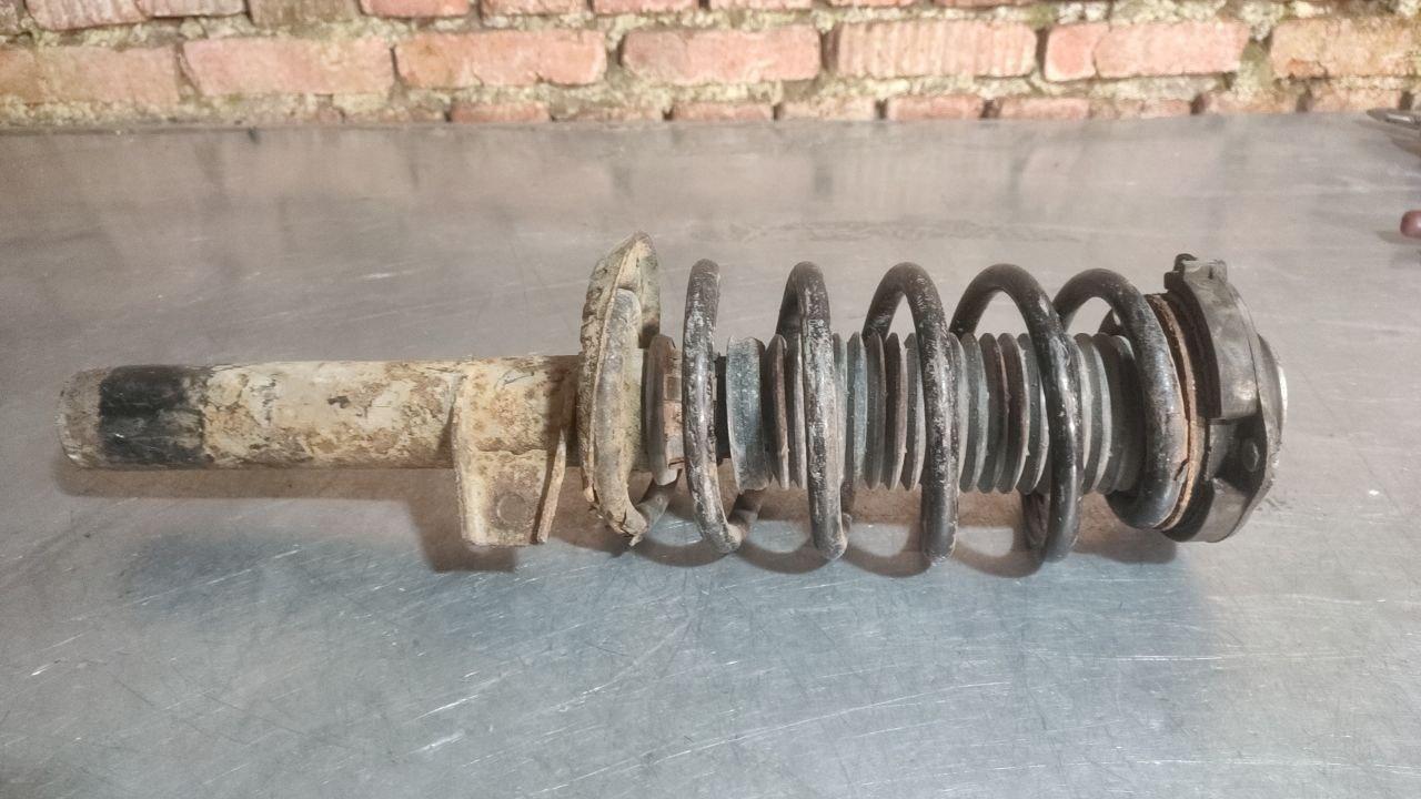 стойка передняя Volkswagen Golf 5 поколение (2003 - 2009), 1T0413031G, 1T0413031B - фото №1