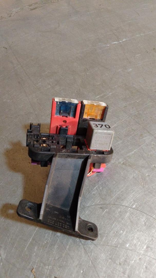 блок предохранителей Volkswagen Passat B5 (1996 - 2001), 4B1937503 - фото №1