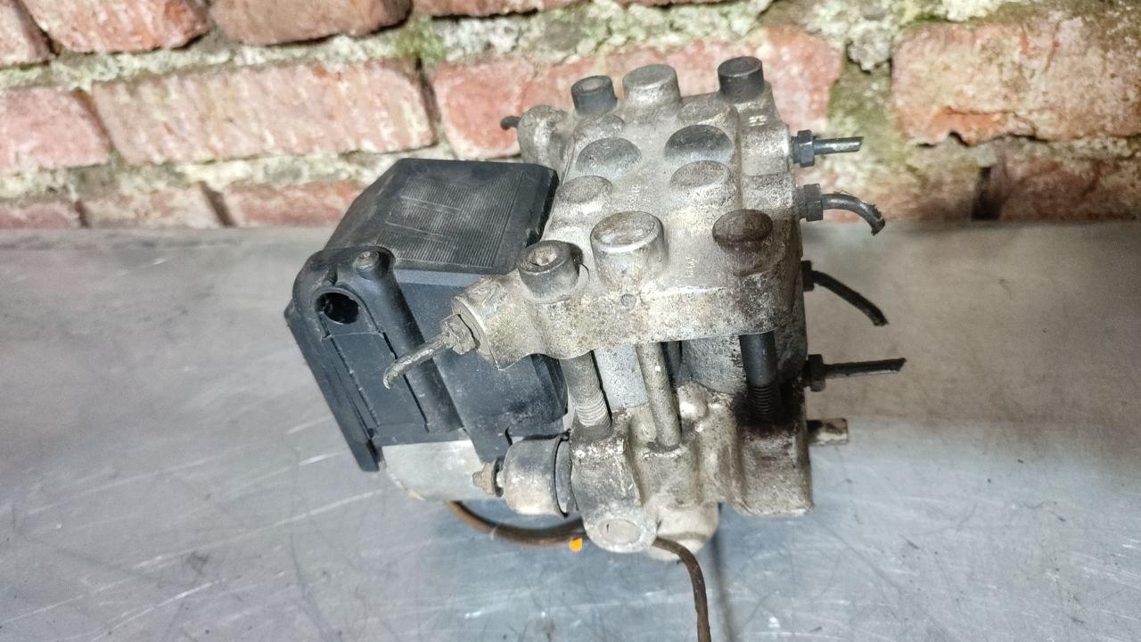 блок ABS Volkswagen Transporter T4 1993, 2.4 л., бензин, 265201037 - фото №1