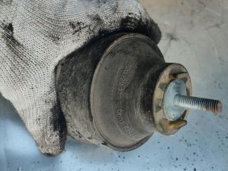 подушка крепления двигателя Volkswagen Passat B5 (1996 - 2001), 1.6 л., бензин, 8D0199379S