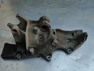 кронштейн генератора Volkswagen Passat B5 (1996 - 2001), 1.6 л., бензин, 06B903143