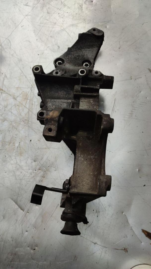 кронштейн генератора Renault Master 2 поколение (1998 - 2003), 2.2 л., дизель, 8200154164 - фото №1