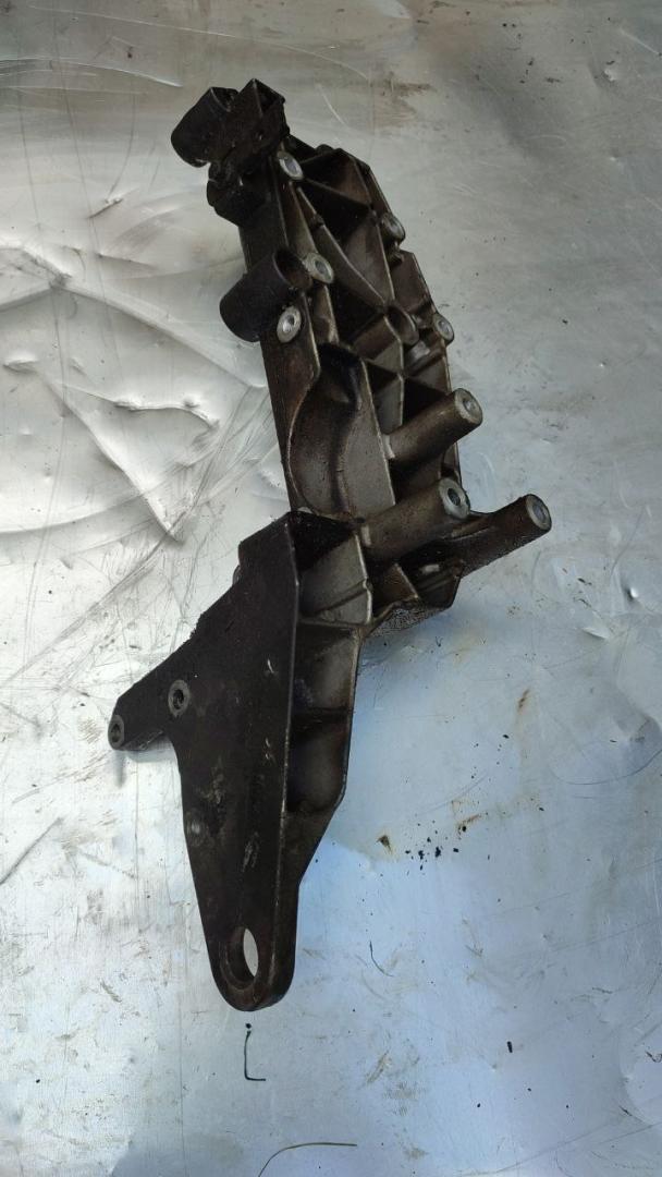кронштейн генератора Volvo S60 1 поколение (2000 - 2004), 2.5 л., бензин, 9497106 - фото №1