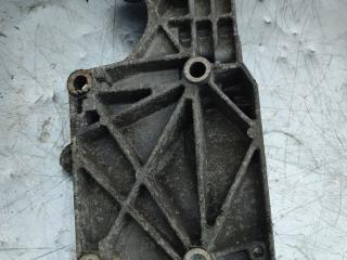 кронштейн генератора Volkswagen Caddy 3 поколение (2004 - 2010), 2.0 л., дизель, МКПП, 03G903143A