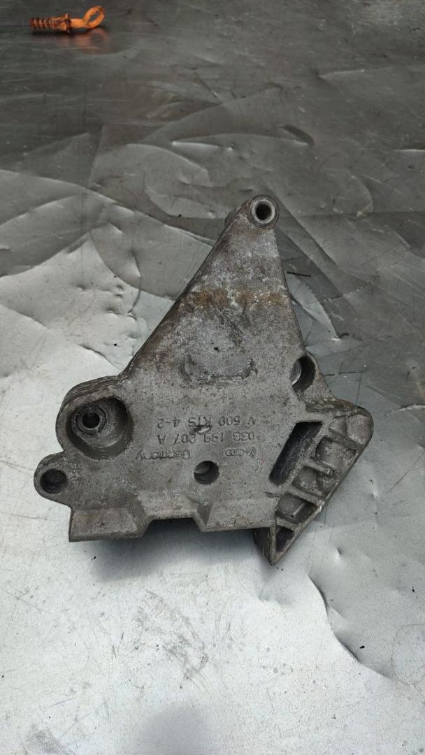 кронштейн двигателя Volkswagen Caddy 3 поколение (2004 - 2010), 2.0 л., дизель, 03G199207A - фото №1