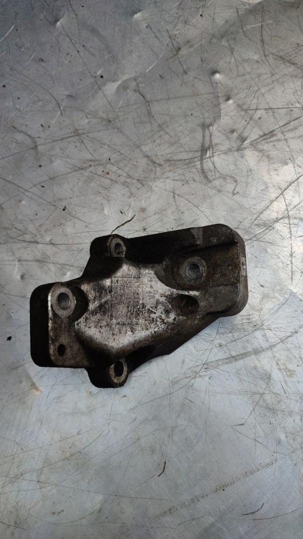 кронштейн двигателя Volvo XC90 1 поколение (2002 - 2006), 2.4 л., дизель, 30741567 - фото №1