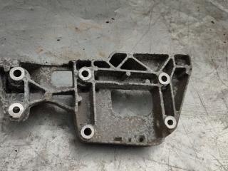 кронштейн генератора Volkswagen Caddy 3 поколение (2004 - 2010), 1.6 л., бензин, МКПП, 06F903143B