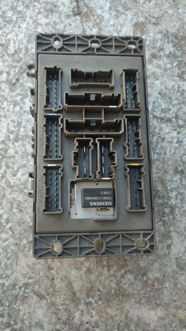 блок предохранителей Rover 75 1 поколение (1999 - 2004), 2.5 л., бензин, АКПП, YQE103138, 518174503 - фото №1