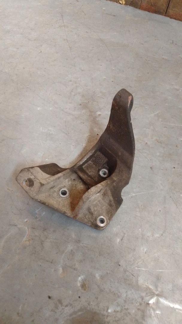 кронштейн гидроусилителя Dodge Caravan 4 поколение (2000 - 2007), 2.4 л., бензин, 4612520, 72339 - фото №1