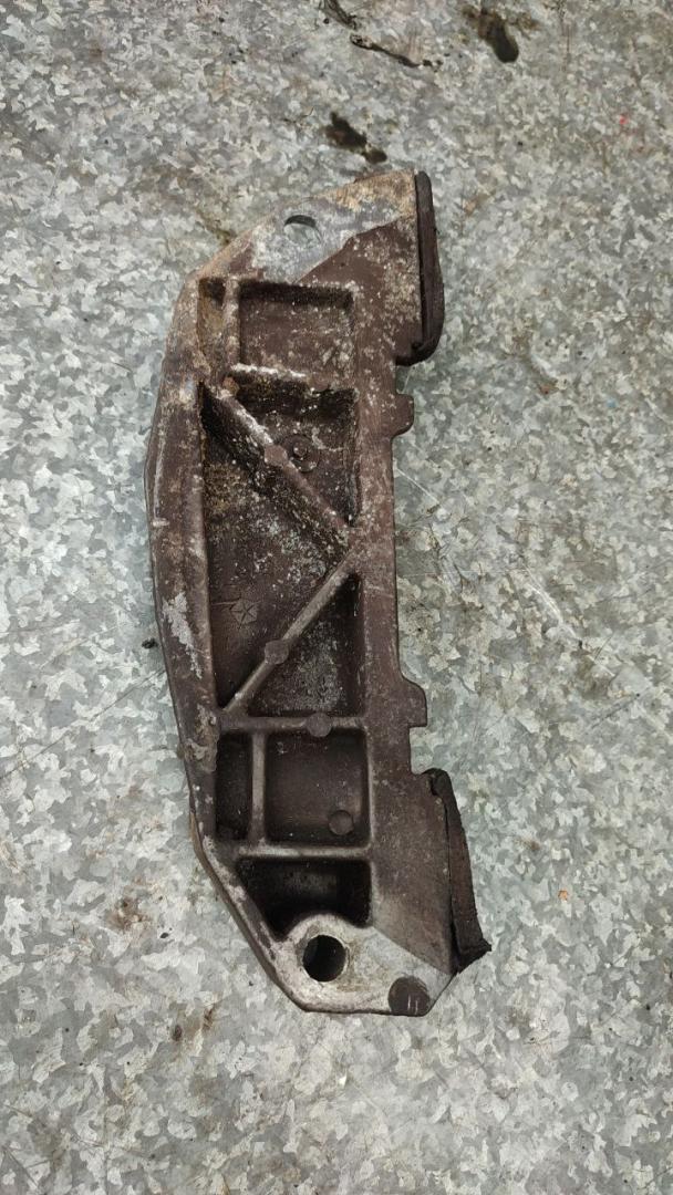 кронштейн КПП Dodge Caravan 4 поколение (2000 - 2007), 2.4 л., бензин, МКПП, 04792251AC - фото №1