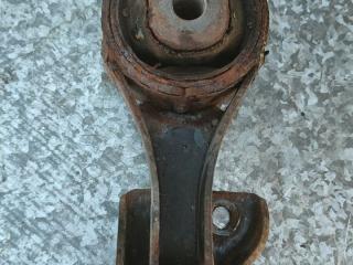 подушка крепления КПП Toyota Yaris XP9 (2005 - 2009), 1.0 л., бензин, МКПП