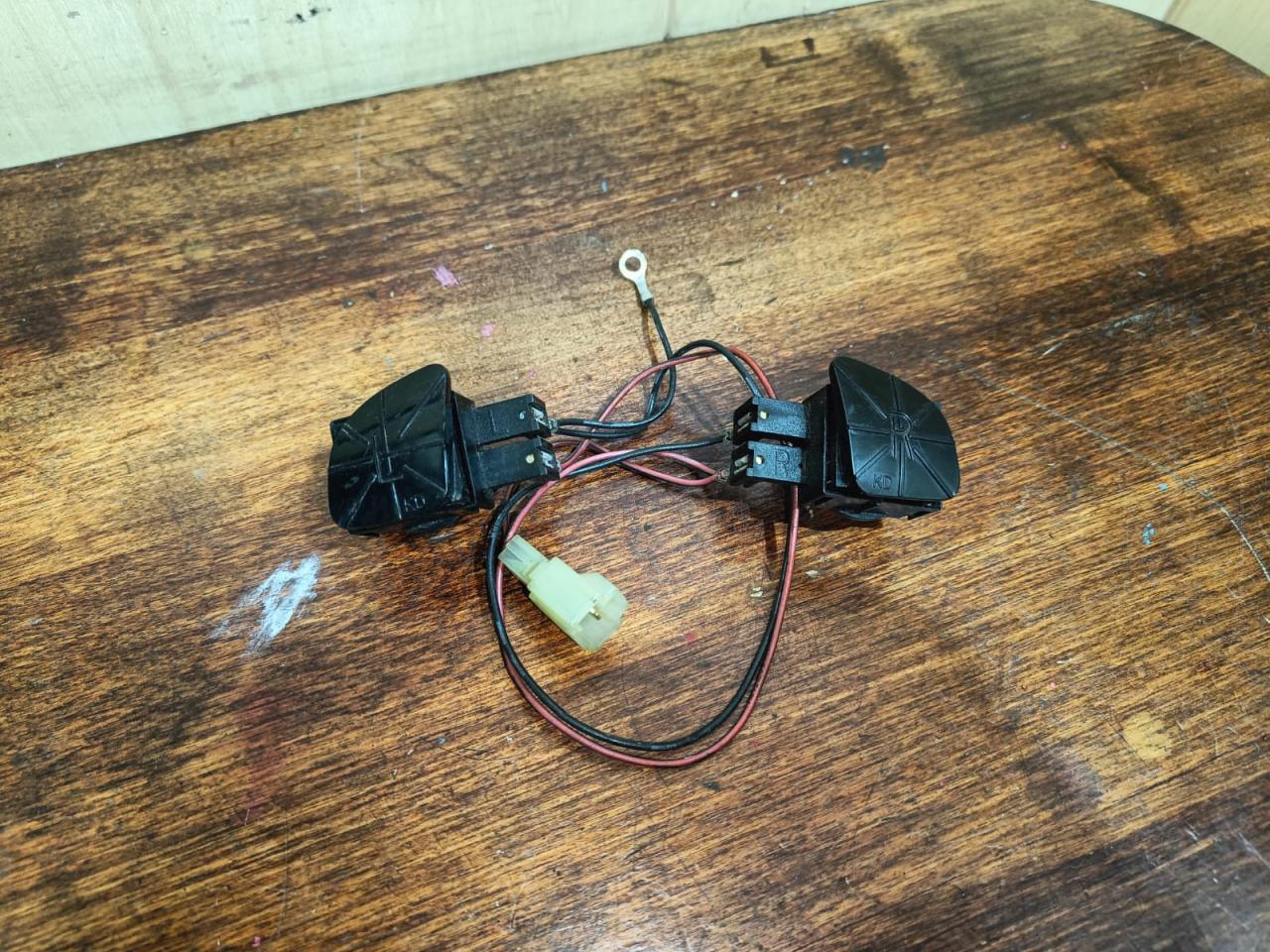 кнопка сигнала на руль Chevrolet Lacetti 1 поколение J200 2005, 1.6 л., F16D3, бензин, МКПП, универсал - фото №1