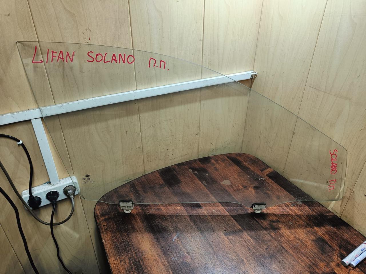 стекло двери передней правой Lifan Solano 1 поколение 620 (2009 - 2015), 1.6 л., LF481Q3, бензин, МКПП - фото №1