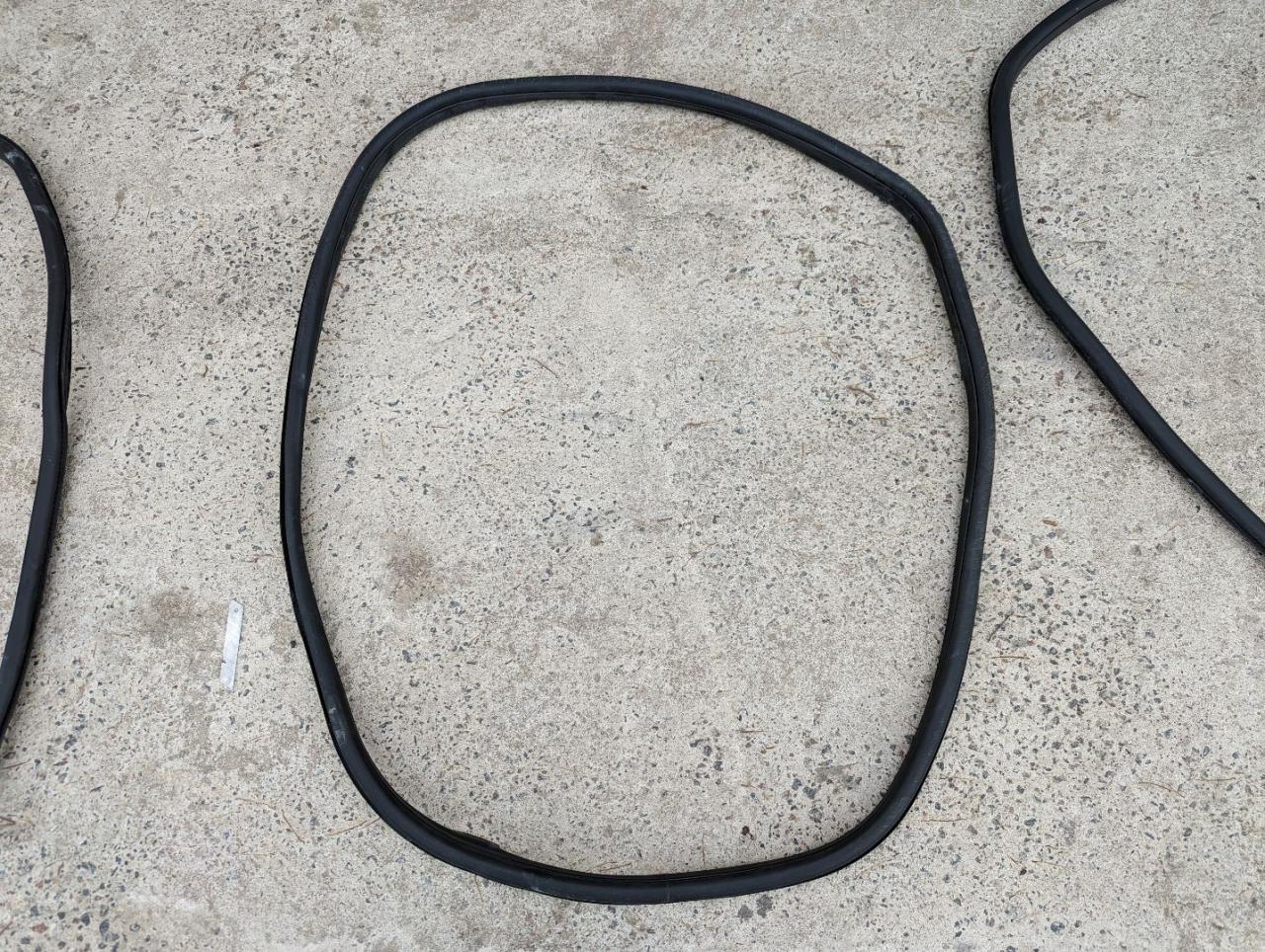 уплотнитель двери Alfa Romeo Giulia 2 поколение 952 2018, 2.0 л., бензин, АКПП, седан, полный привод - фото №1