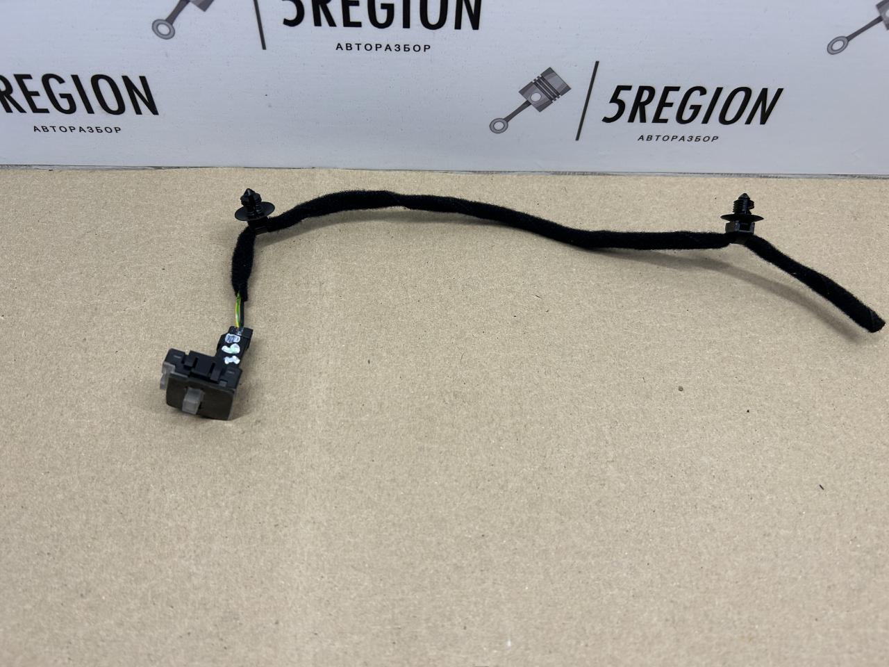 фонарь салона (плафон) Alfa Romeo Giulia 2 поколение 952 2017, 2.0 л., бензин, АКПП, седан, полный привод - фото №1