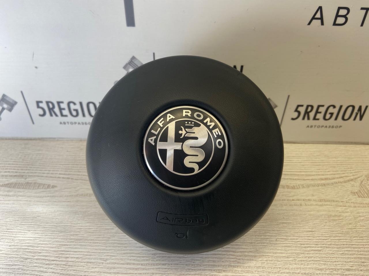 подушка безопасности водителя Alfa Romeo Stelvio 1 поколение 949 2018, 2.0 л., бензин, АКПП, внедорожник 5 дв., полный привод - фото №1