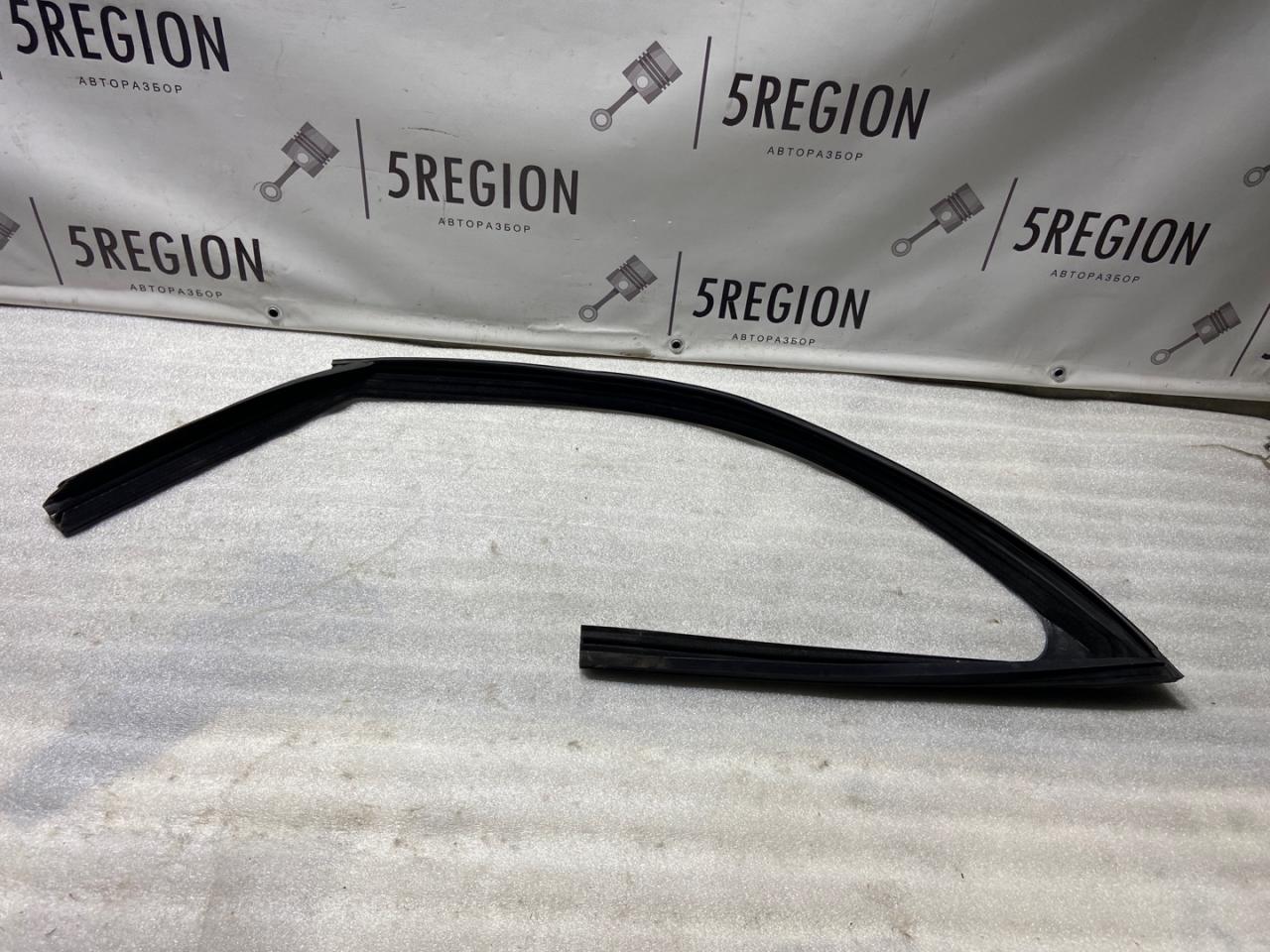 уплотнитель двери Alfa Romeo Stelvio 1 поколение 949 2018, 2.0 л., бензин, АКПП, полный привод - фото №1