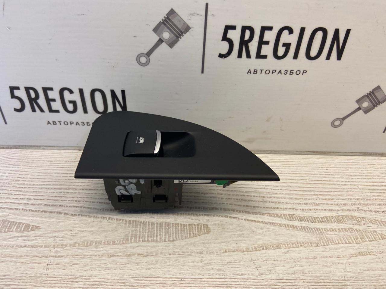 кнопка стеклоподъемника двери задней правой Alfa Romeo Giulia 2 поколение 952 2018, 2.0 л., бензин, АКПП, седан, задний привод - фото №1