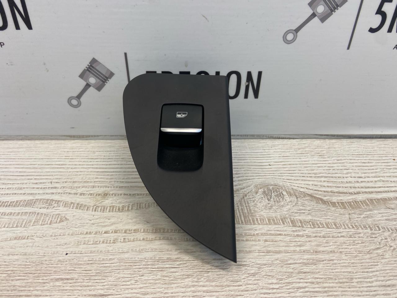 кнопка стеклоподъемника двери задней левой Alfa Romeo Giulia 2 поколение 952 2018, 2.0 л., бензин, АКПП, задний привод, 156107562, 156117 - фото №1