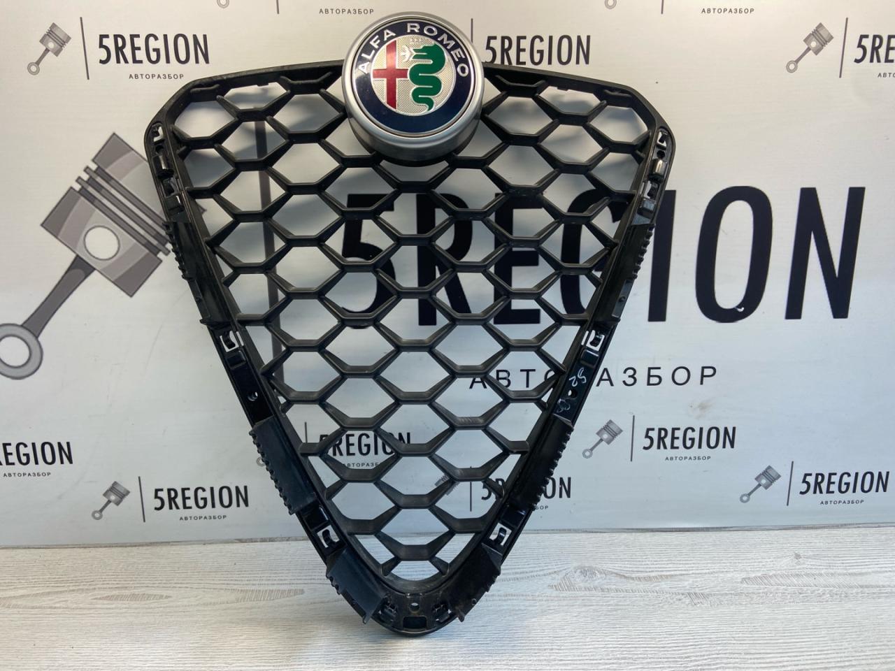 решетка радиатора Alfa Romeo Giulia 2 поколение 952 2018, 2.0 л., бензин, АКПП, седан, задний привод, 156110134, 130519 - фото №1
