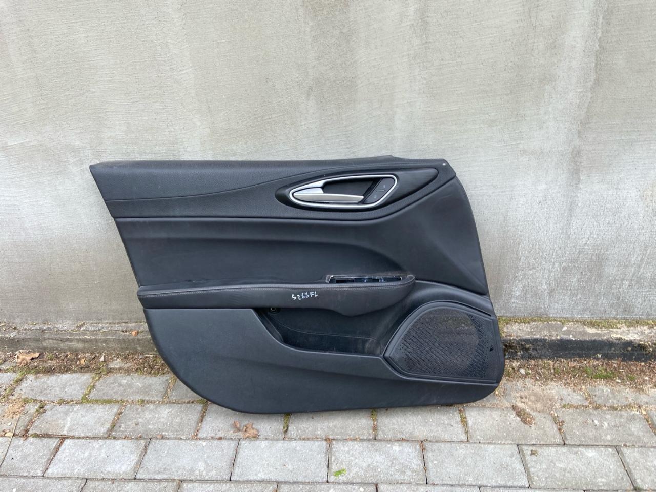 обшивка двери передняя левая Alfa Romeo Giulia 2 поколение 952 2018, 2.0 л., бензин, АКПП, седан, задний привод - фото №1