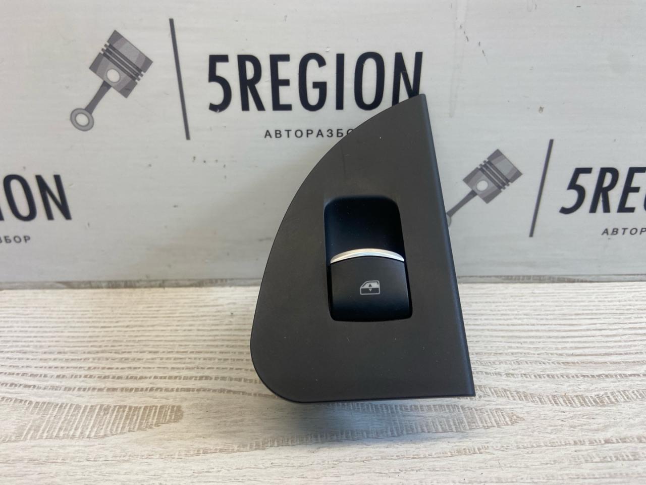 кнопка стеклоподъемника двери задней правой Alfa Romeo Giulia 2 поколение 952 2017, 2.0 л., бензин, АКПП, седан, полный привод, 156107562 - фото №1