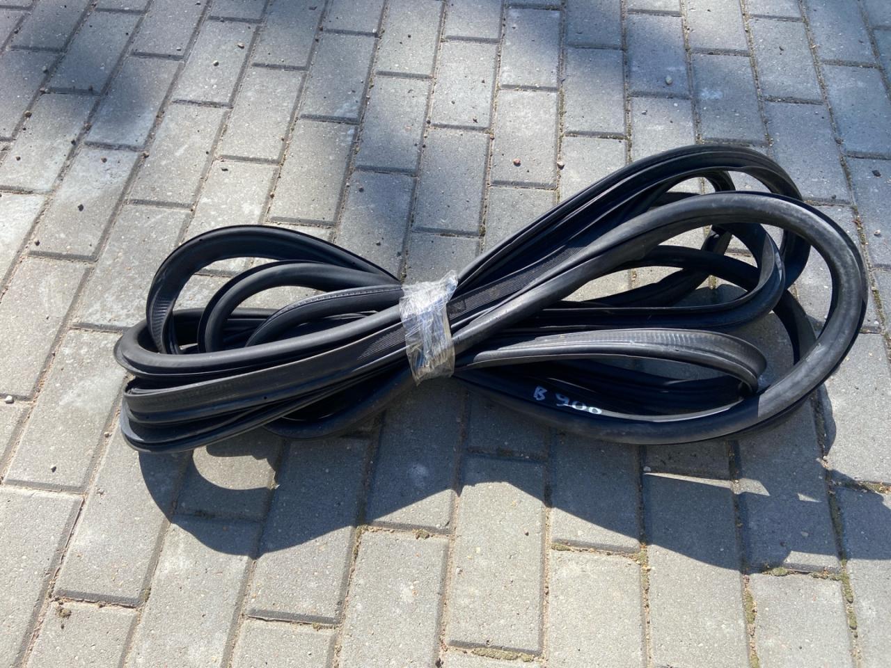 уплотнитель двери Alfa Romeo Giulia 2 поколение 952 2018, 2.0 л., бензин, АКПП, rosso red, седан, полный привод - фото №1