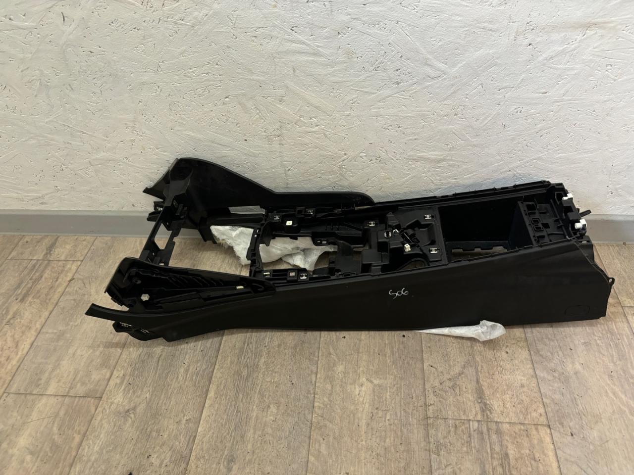 подлокотник Alfa Romeo Stelvio 1 поколение 949 2018, 2.0 л., бензин, АКПП, полный привод, правый руль - фото №1