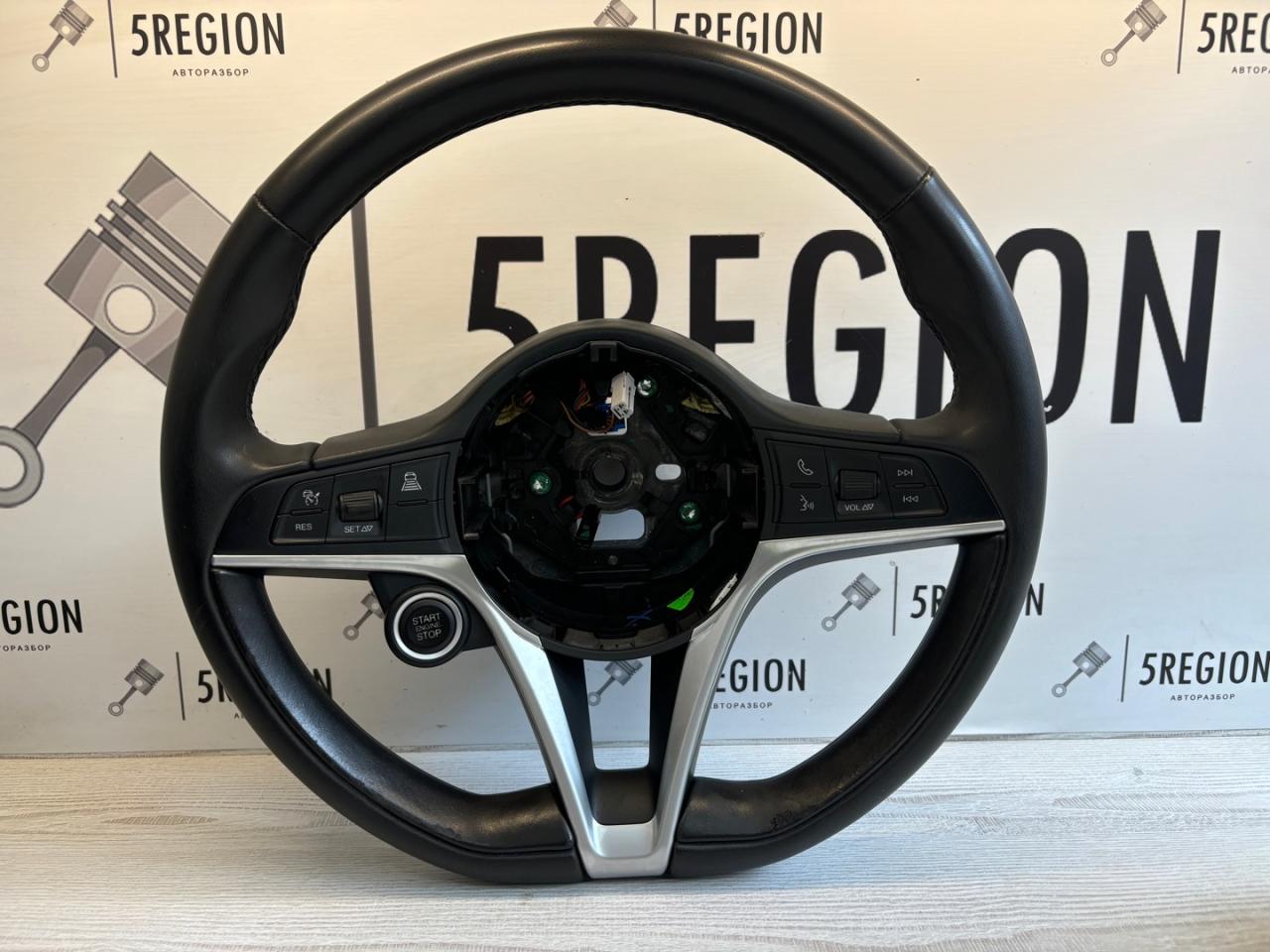 руль Alfa Romeo Giulia 2 поколение 952 2018, 2.0 л., бензин, АКПП, rosso red, седан, полный привод, 156126289 - фото №1