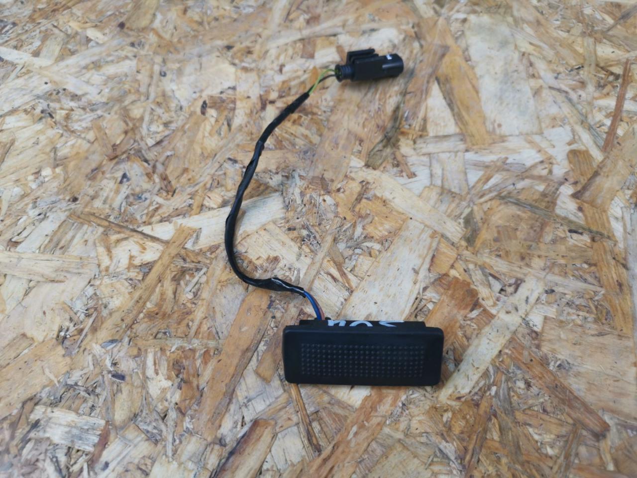 кнопка открытия багажника Alfa Romeo Stelvio 1 поколение 949 2018, 2.2 л., дизель, АКПП, полный привод, 52056462 - фото №1