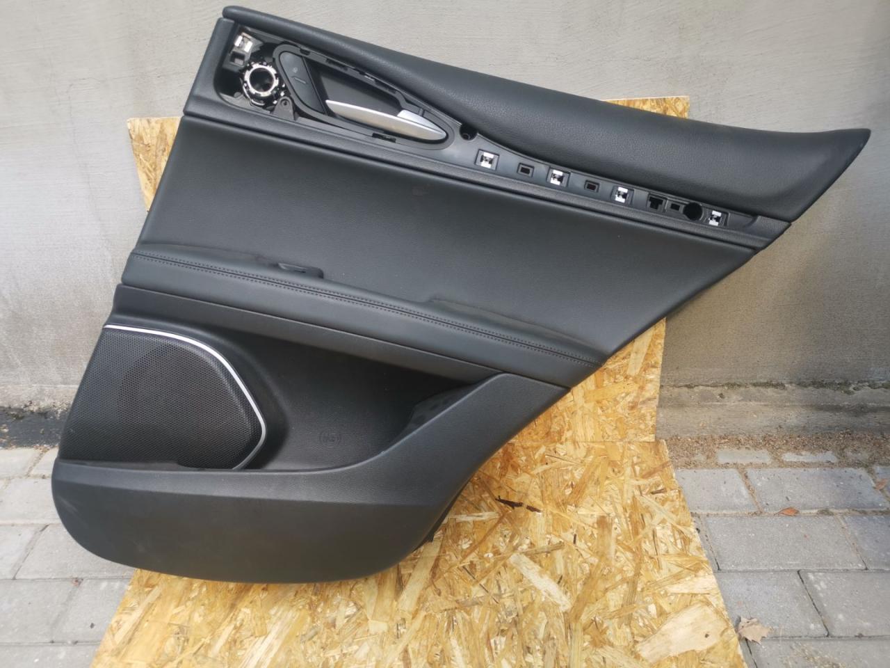 обшивка двери задняя правая Alfa Romeo Stelvio 1 поколение 949 2018, 2.0 л., бензин, АКПП, полный привод, 1561345950 - фото №1