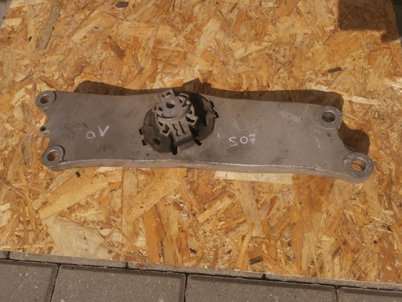 подушка крепления КПП Alfa Romeo Stelvio 1 поколение 949 2019, 2.9 л., бензин, АКПП, rosso competizione, внедорожник 5 дв., полный привод, правый руль, 505357990 - фото №1