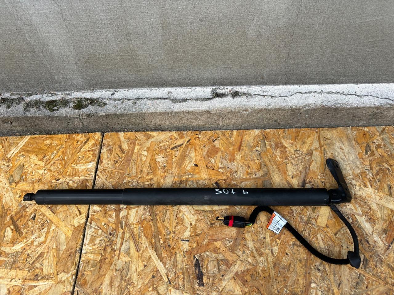 амортизатор крышки багажника (3-5 двери) Alfa Romeo Stelvio 1 поколение 949 2019, 2.9 л., бензин, АКПП, rosso competizione, внедорожник 5 дв., полный привод, правый руль, 505603960 - фото №1