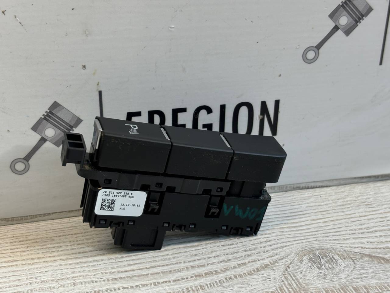 Кнопка парктроника Volkswagen Golf R VII рестайлинг (2017-2020) 5G1 2019, 2.0 л., бензин, робот, хетчбэк 5 дв., полный привод, правый руль, 5G1927238 - фото №1