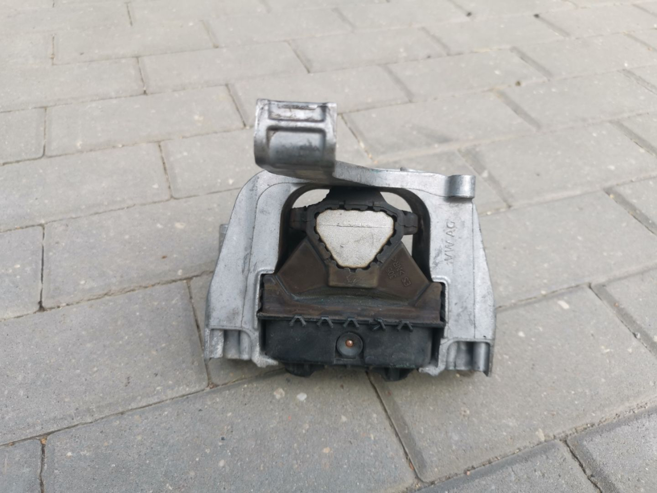 подушка крепления двигателя Volkswagen Golf R VII рестайлинг (2017-2020) 5G1 2019, 2.0 л., бензин, робот, хетчбэк 5 дв., полный привод, правый руль, 5Q0199262BK, 5Q0199262 - фото №1