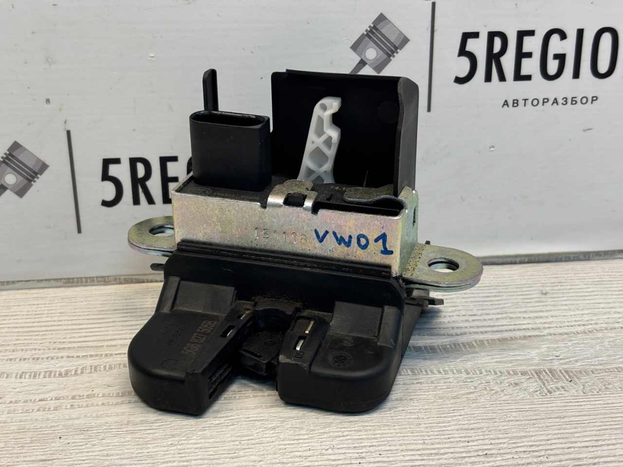 замок багажника Volkswagen Golf R VII рестайлинг (2017-2020) 5G1 2019, 2.0 л., бензин, робот, хетчбэк 5 дв., полный привод, правый руль, 5G6827505B - фото №1