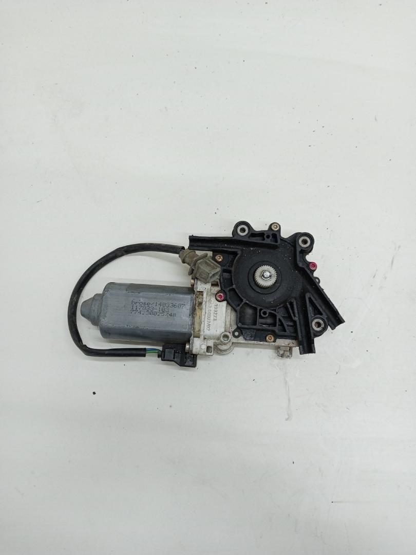 моторчик стеклоподъемника передний правый Mercedes-Benz Axor 1 поколение (2001 - 2004), A9737200446, 9737200446, A9737200446, 9737200446 - фото №1