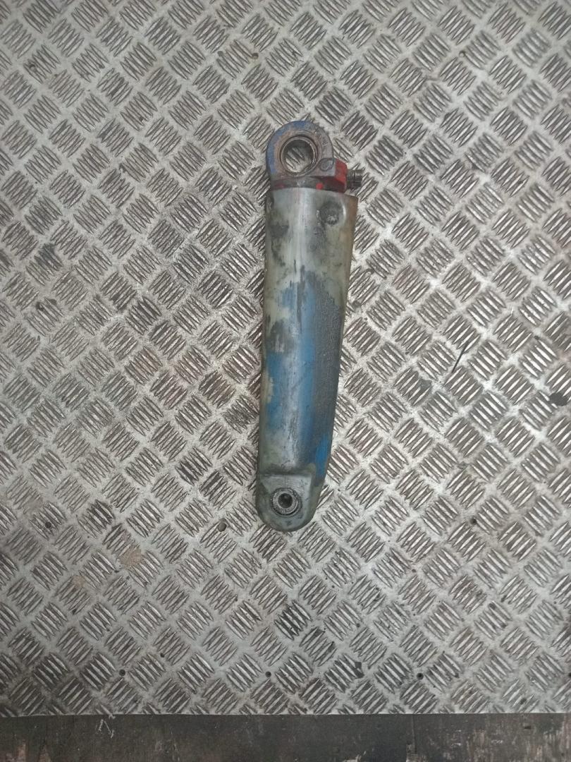 цилиндр подъёма кабины Volvo FL 1 поколение (1985 - 2006) - фото №1