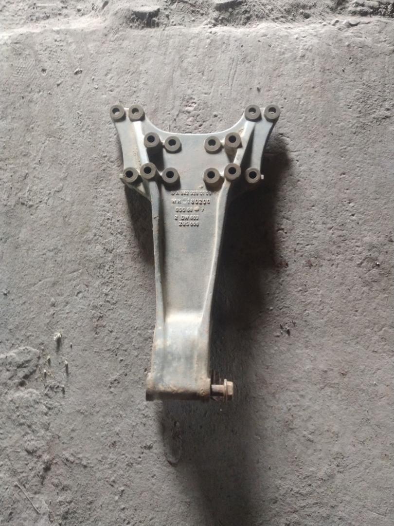 кронштейн пневмоподушки Mercedes-Benz Actros 1 поколение (MP1) (1996 - 2003), 9423250109 - фото №1