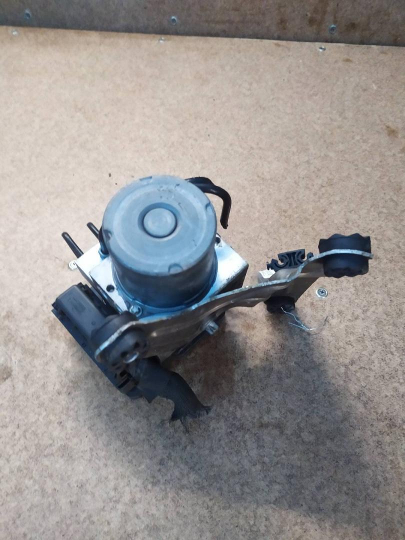 блок ABS BMW 5 серия F07/F10/F11 F10 2012, 2.0 л., N47 D20 C, дизель, МКПП, седан, задний привод, правый руль, 34516797668, 6797668, 34526797671, 6797671, 34516797670, 6797670 - фото №1