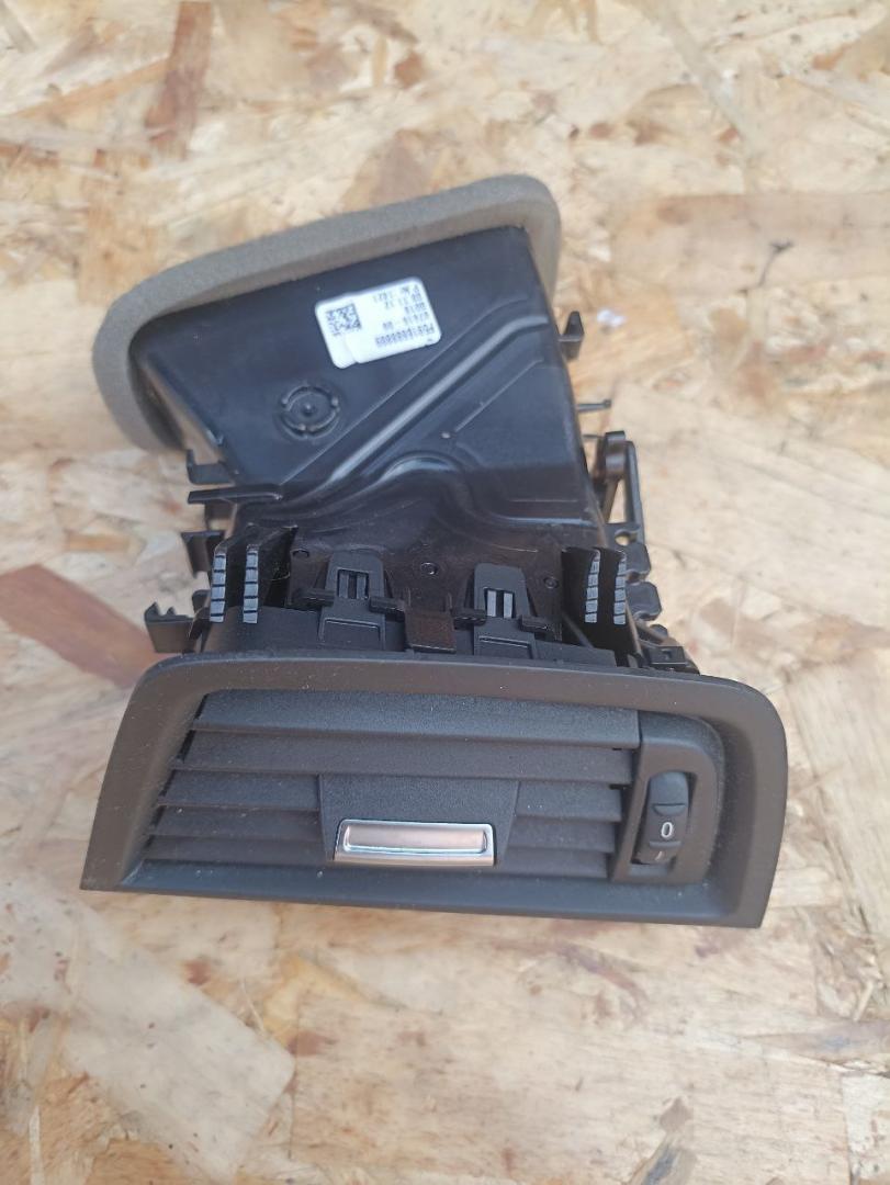 дефлектор обдува салона BMW 5 серия F07/F10/F11 F10 2012, 2.0 л., N47 D20 C, дизель, АКПП, седан, задний привод, правый руль, 64229166888, 9166888 - фото №1
